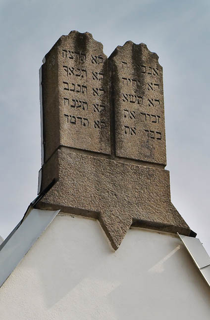 Bilde av steintavler på synagogen på St Haugen