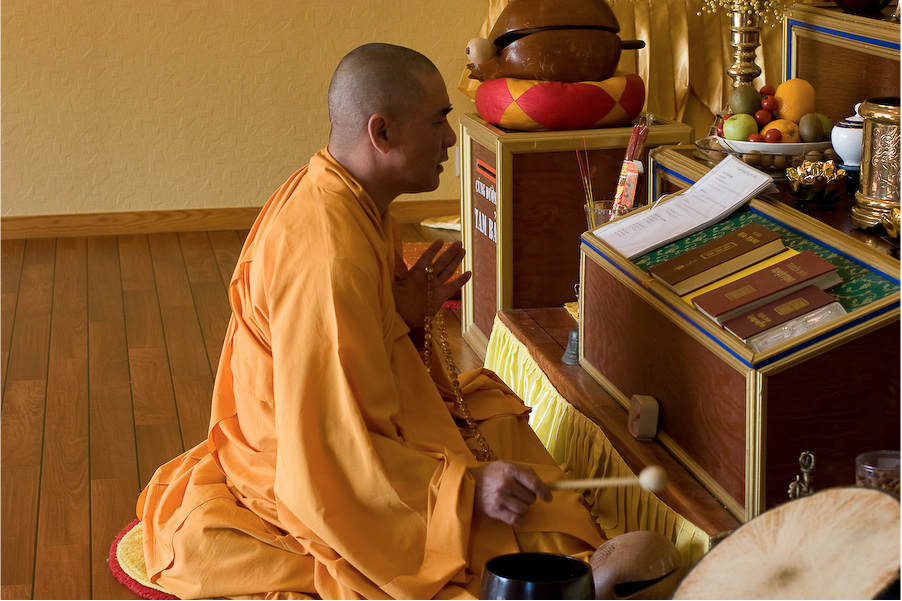 Bilde av munk som ber